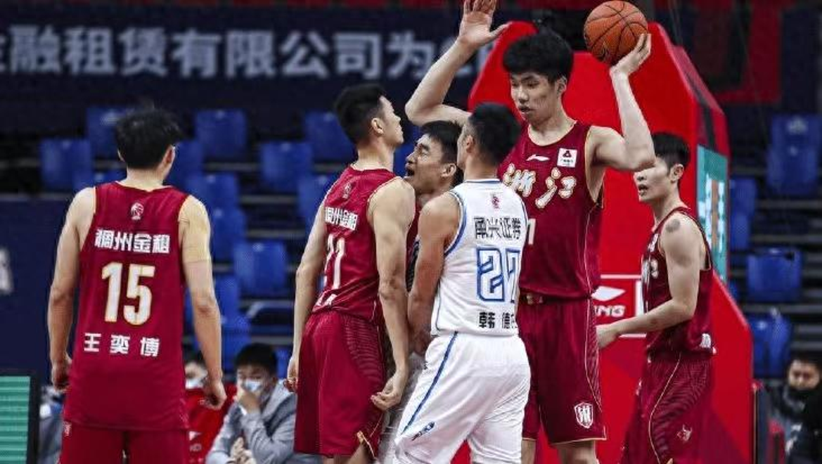 关于实力强大的球队高歌猛进，对手难以抵挡的信息