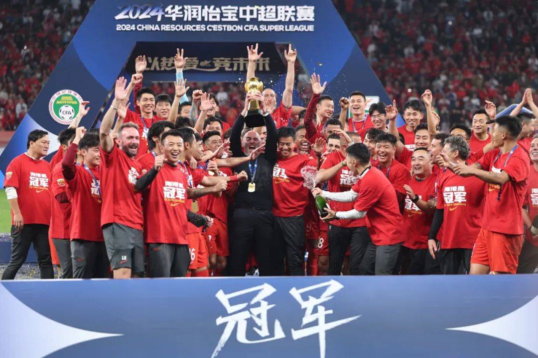 关于精彩足球赛事开启百年之约，球员斗志高昂！的信息