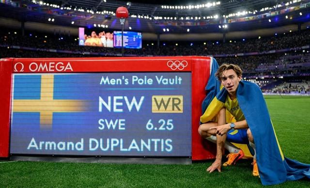 阿扎伦卡迎来五赛季出色发挥，西班牙队观众热烈欢呼！